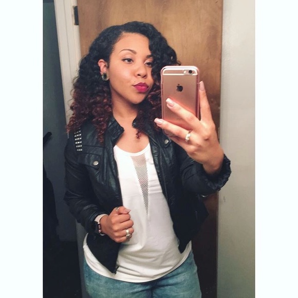 🌺 Meet Your Posher - Picture 1 of 1